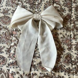 Cream Bow Hair Accessory
